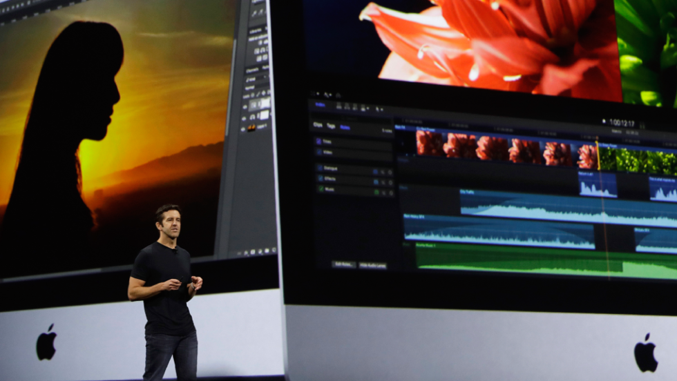 Αλλαγή φρουράς στην ηγεσία της Apple: Ποιος είναι ο Τζον Τέρνους που διαδέχεται τον Τιμ Κουκ